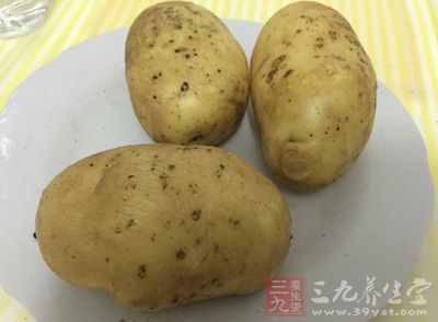 土豆半斤，干辣椒兩個，切段，蔥兩棵，鹽，味精適量