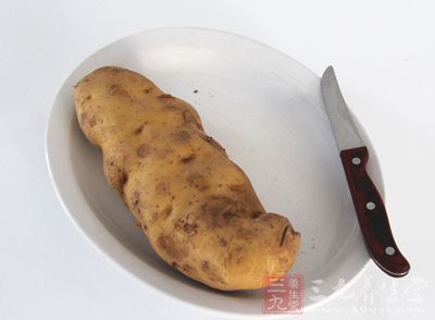 咖喱100克，牛肉300克，土豆400克，蔥20克，姜20克，蒜20克