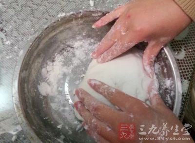 面粉加雞蛋和水，少許鹽和成非常硬的面團