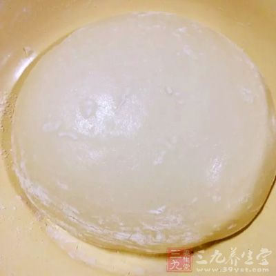 揉好的面團分別壓至光滑