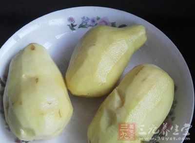 土豆削掉外皮洗淨備用