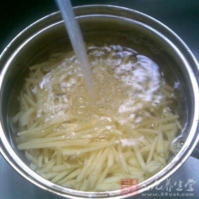 土豆絲用水浸泡之後，去除土豆中的澱粉