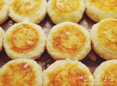 鳳梨酥的做法很簡單，我們可以在家裡制作