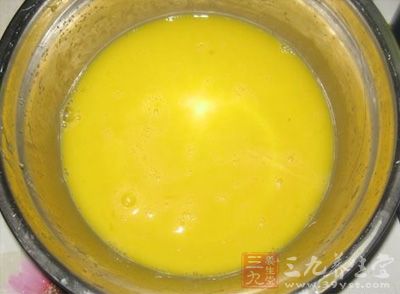 將雞蛋打在碗內，加入植物牛油、砂糖打溶