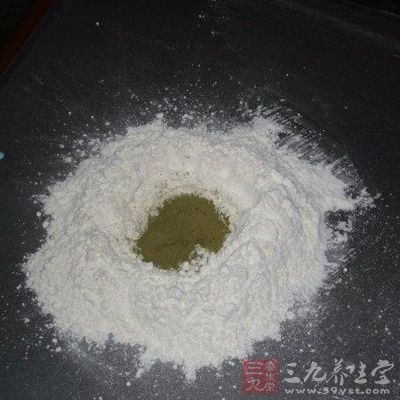面粉在桌上攤成圓圈，圈中倒進綠茶粉