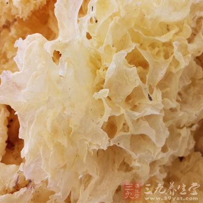 將水發銀耳揀去根蒂及雜質,洗淨,撕成小片 將水發銀耳揀去根蒂及雜質,洗淨,撕成小片