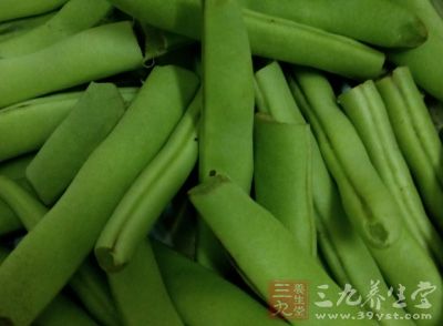把泡好的芸豆一個個的去皮