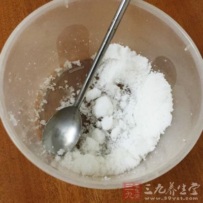 根據個人口味加白糖拌勻
