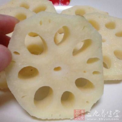 蓮藕洗淨去皮，依節切開