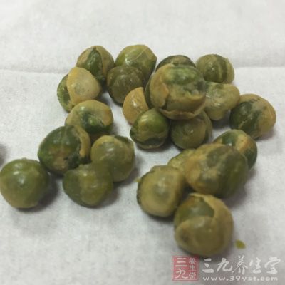 把干豌豆洗干淨，然後在豌豆中注入兩倍的水