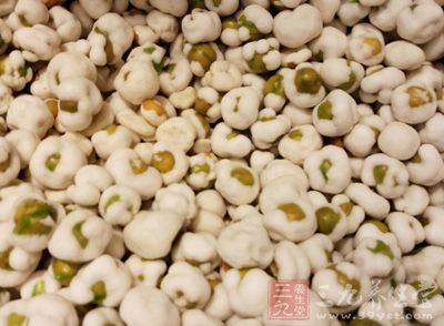 豌豆1000g，用清水清洗干淨後，加水浸泡半小時