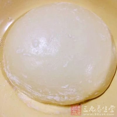 再用涼水把面揉勻，醒15分鐘