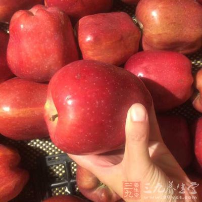 蘋果是十分適宜煲湯的水果，湯水酸甜可口，還有著不一般的去脂效果，其豐富的纖維可以促使排便