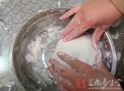 面粉加入酵母水和成軟面團