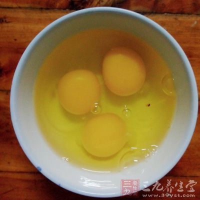 分次加入全蛋液，用打蛋器攪打均勻