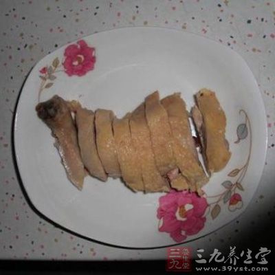 雞腿涼透後，切塊裝盤