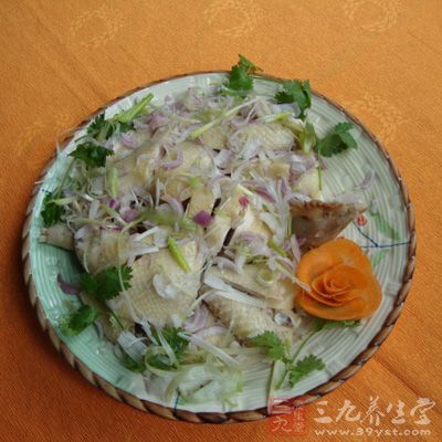 將蔥油雞裝盤即可食用