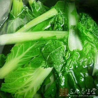 將焯好的小白菜撈起，在冷水中過一下