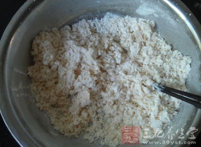 面粉中加入小半勺鹽，加冷水攪拌成絮狀