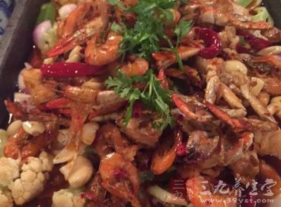 麻辣蝦的做法很簡單，在家裡就可以制作