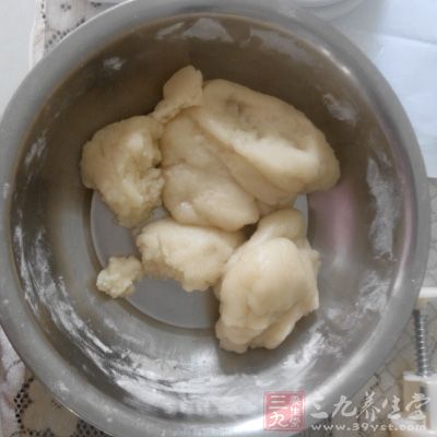 把松弛好的面團擀成薄片