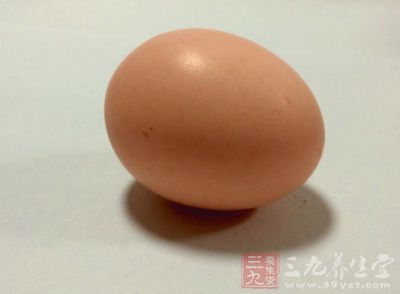 准備好雞蛋，一定要新鮮，否則蒸出的蛋羹不成形
