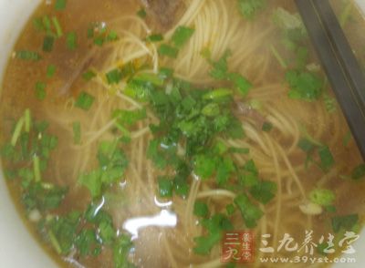 拉面的做法很簡單，我們完全可以在家裡制作