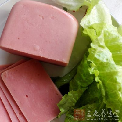 火腿肉切成片，等面燒好後可以直接放入