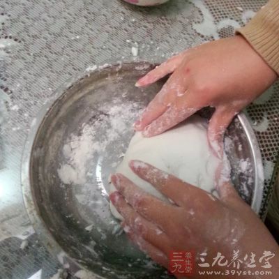 將面粉加水混合揉成團