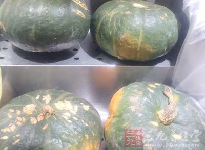 南瓜500克 胡蘿卜半根 西芹1根 洋蔥1/4 黃油20克，高湯500克 淡奶油20克 鹽 白胡椒粉 少許 法式面醬24克