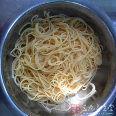 將煮好的面迅速過水至面溫並控干