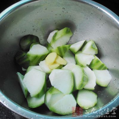 絲瓜去皮洗淨,切成薄片 絲瓜去皮洗淨,切成薄片