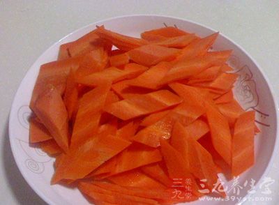 胡蘿卜切片備用