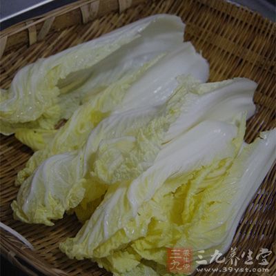 白菜中有一些微量元素(微量元素食品)，它們能幫助分解同乳腺癌相聯系的雌激素