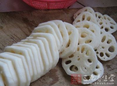 藕洗淨，切薄片