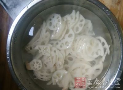 將藕去皮後切片在清水中洗淨後，放入開水中燙熟
