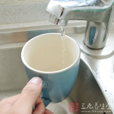 加入適量水,按照平常煮粥的濃稠加就可以了,中火燒開 加入適量水,按照平常煮粥的濃稠加就可以了,中火燒開