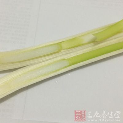 把姜切片、大蔥切段 把姜切片、大蔥切段