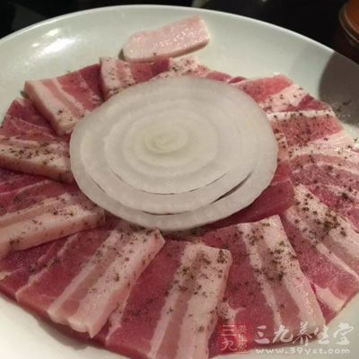 五花肉冷水上鍋，鍋開後撈出
