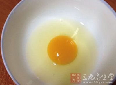 拿一個大碗,將准備好的雞蛋敲進去 拿一個大碗,將准備好的雞蛋敲進去