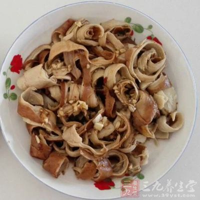 面筋手撕成塊，也不要太小了撕的，吃起來費力