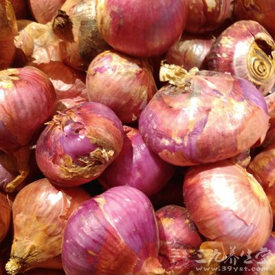 豬肝200克,洋蔥1個,胡蘿卜半根,鹽、醬油、料酒、澱粉、雞精適量 豬肝200克,洋蔥1個,胡蘿卜半根,鹽、醬油、料酒、澱粉、雞精適量