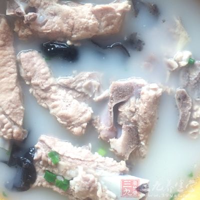 排骨富含鐵、鋅等微量元素，可以強健筋骨