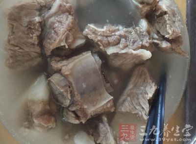 在家裡我們也可以制作糯米蒸排骨