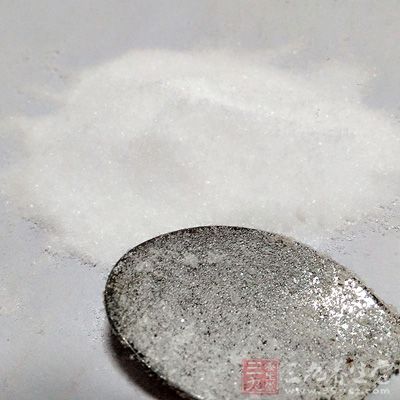糖粉100公克，葡萄果汁粉5公克，蛋白100公克，細砂糖50公克，紫色色膏少許，100公克