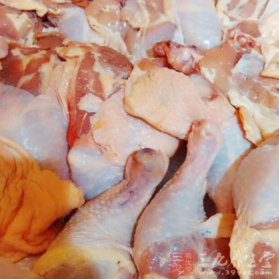 雞大腿洗淨，斬成塊