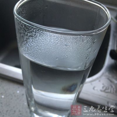 年糕500克.綠豆芽250克,韭菜100克,香腸50克,水 年糕500克.綠豆芽250克,韭菜100克,香腸50克,水