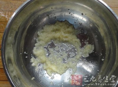 大蒜捶蓉，加鹽、冷湯調成稀糊狀，成蒜泥
