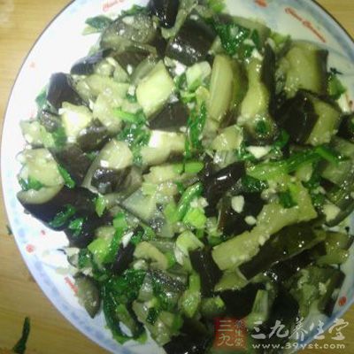 將蒜泥茄子放入冰箱冷藏1小時，就可以食用了，也可加些香菜