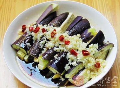 蒜泥茄子是一道山東省的漢族傳統名菜，屬於魯菜系